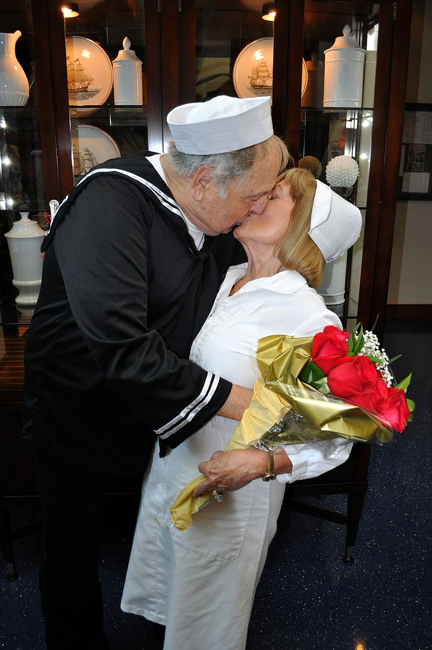 Cliff and Snooki Hornsby act out the iconic V-J Kiss photo.