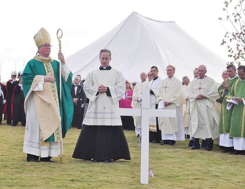 Bishop Frank J. Dewane celebrates Mass at Sarasota National Cemetery.