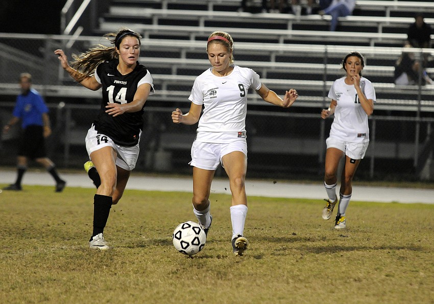 Braden Riverâ€™s Carly Provan races to try and regain possession from Lakewood Ranchâ€™s Amanda Baar.
