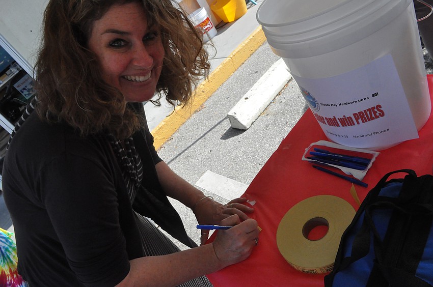 Kimberly Jacobson enters the raffle.