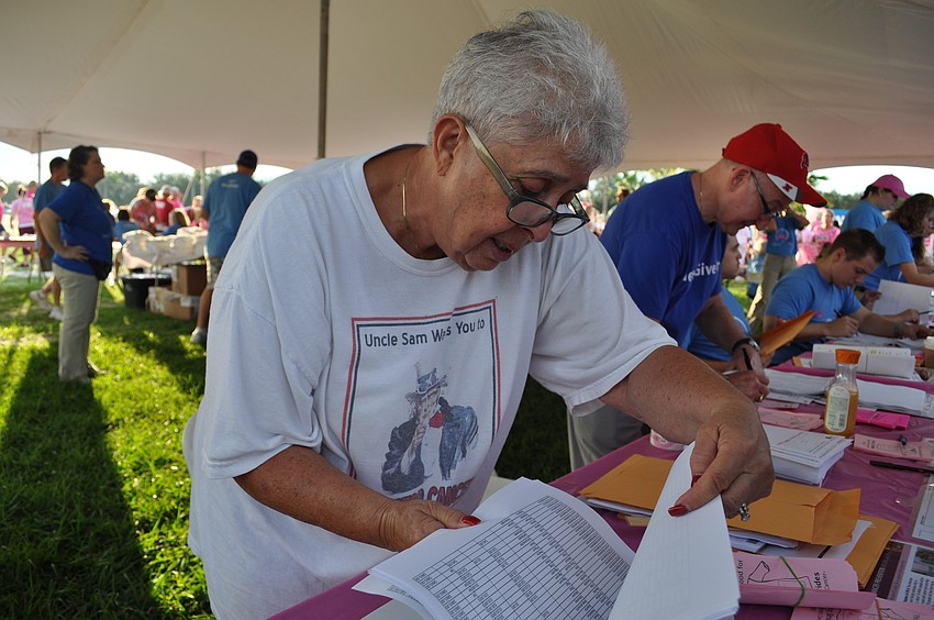 Palm-Aire's Laura Zatz registered guests.