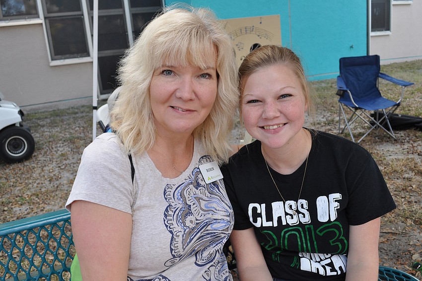 Robin Nafziger enjoyed pizza and popcorn with her daughter, Taylor, who volunteered for the day.