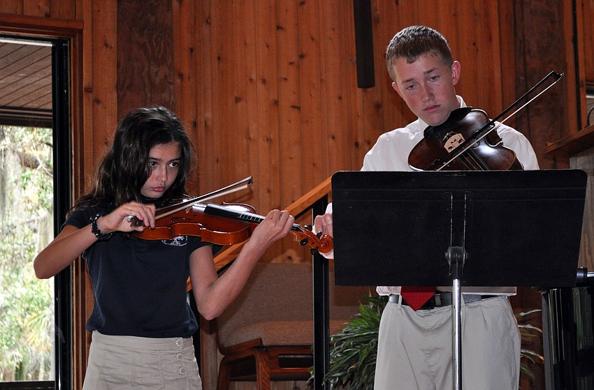 Kelsey Lugannani and Tre Whitten perform â€œAngels We Have Heard on Highâ€.