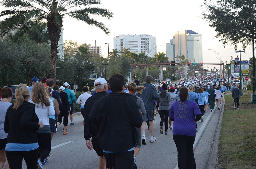 Thousands of runners head down towards Ringling Bridge.