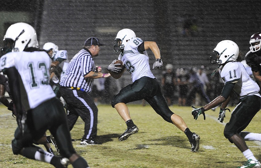 Lakewood Ranch tight end Ty McLeod rushes for a 29-yard touchdown with 30 seconds remaining in a rain-soaked second quarter.