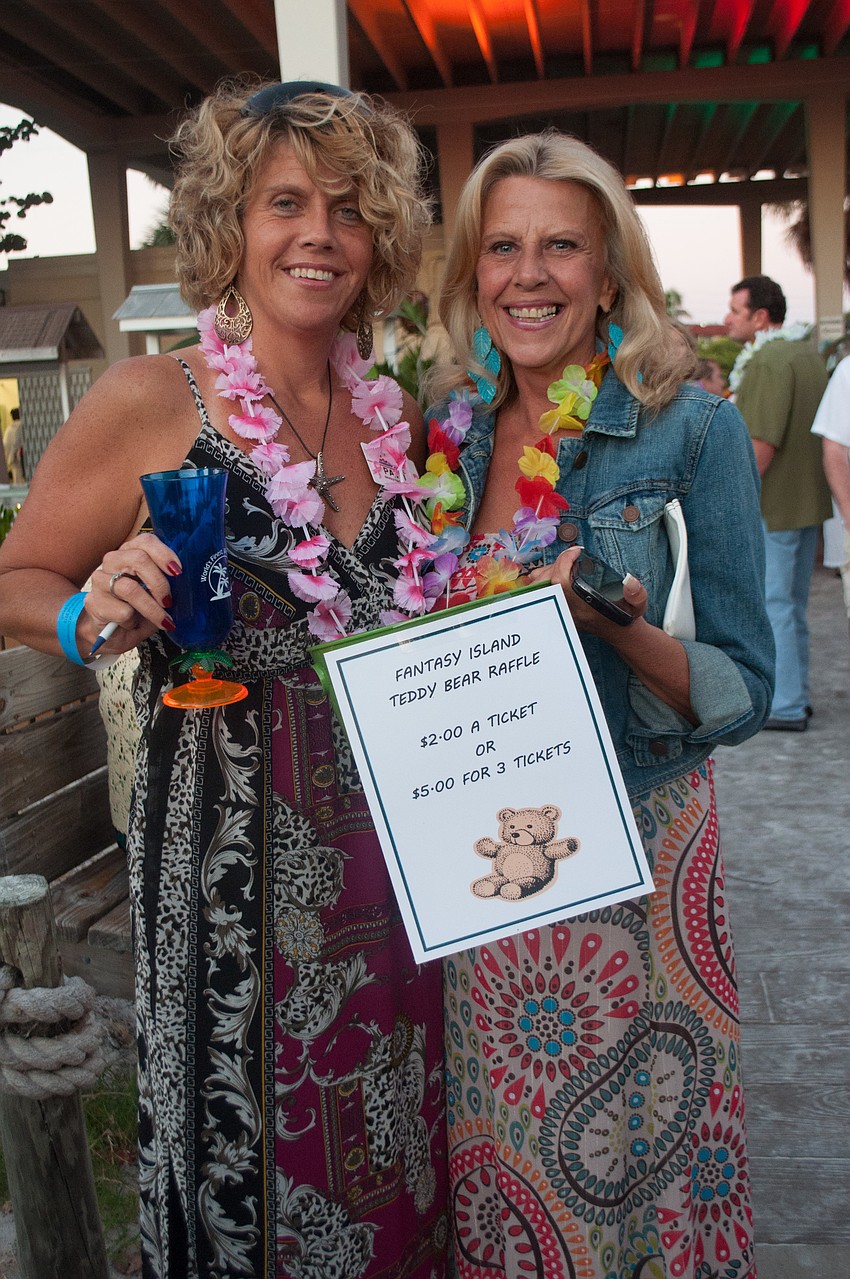 Patti McDonough and Lynn Guaresimo collect raffle ticket money.