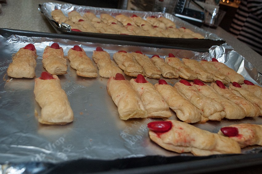 These garlic bread sticks with almonds were served as finger food.