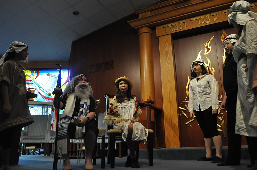 Seventh graders told the story of the Maccabeus and the Temple of Jerusalem.