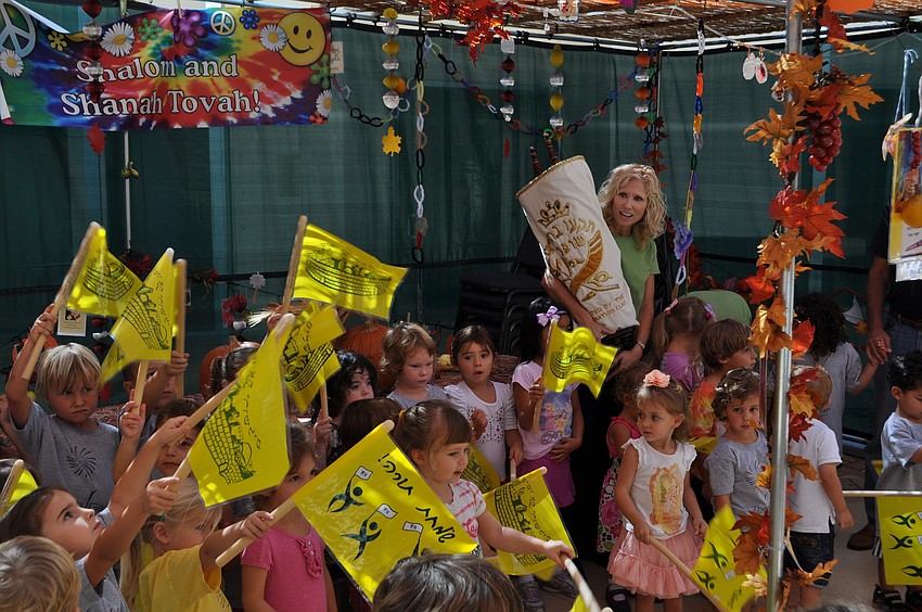 Students gather around Laura Freedman