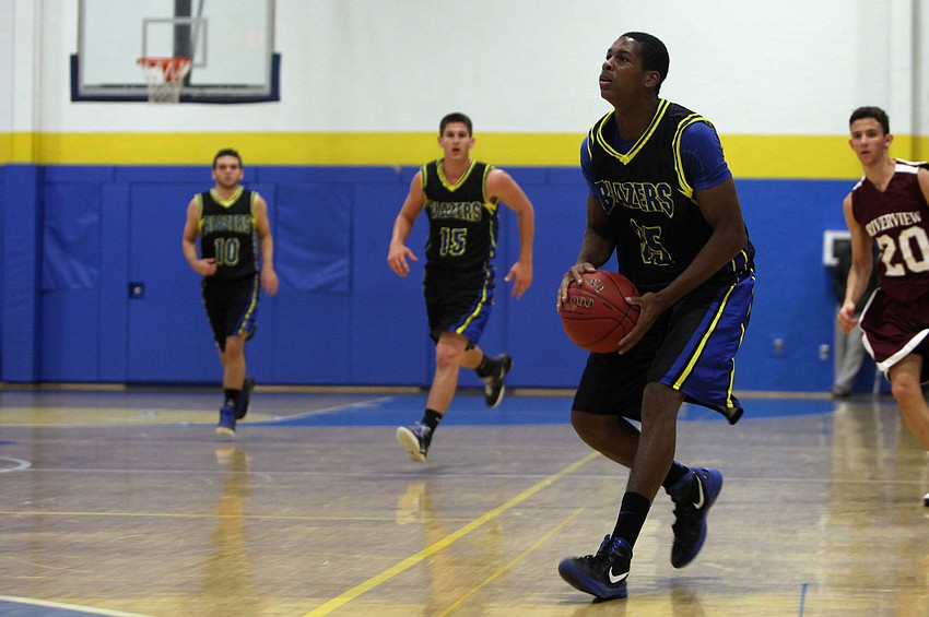 Henry Ford, No. 35, prepares to shoot.
