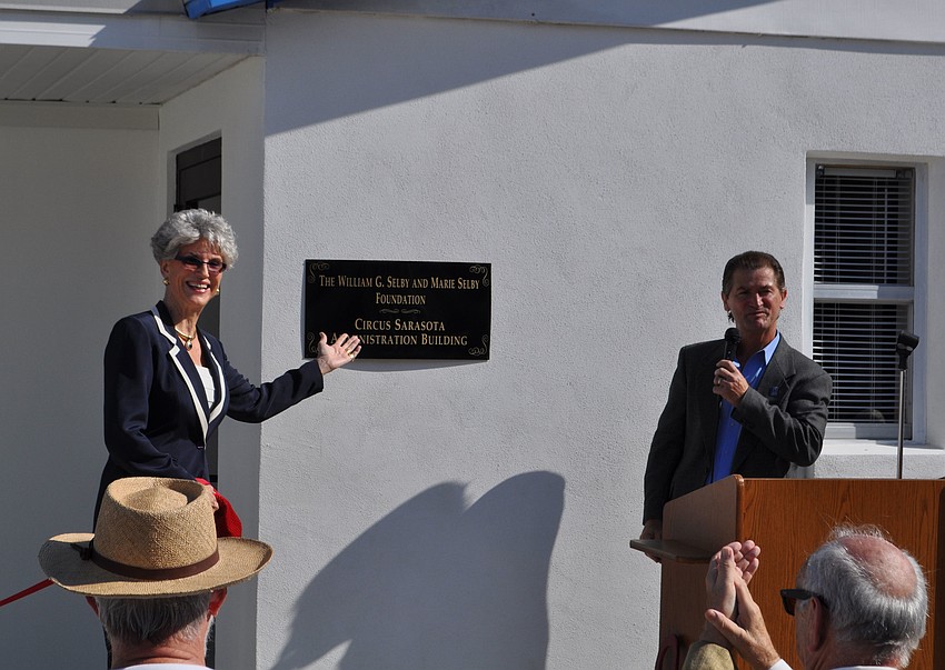 Sarah Pappas and Pedro Reis unveil the buildingâ€™s new plaque.