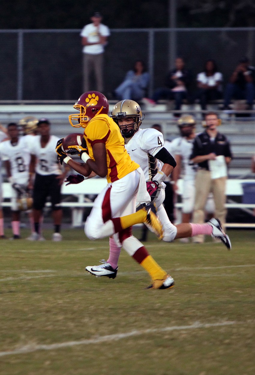 Blair Perry, No. 1, heads down the field as Brannon Slater, No. 4, tries to catch up and tackle Perry.