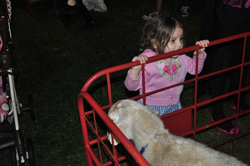 Isabela Mondragon watched a goat.