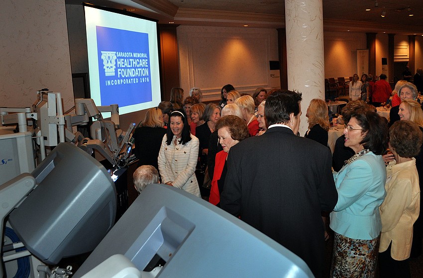 People lined up to have the chance to try out the DaVinci machine.