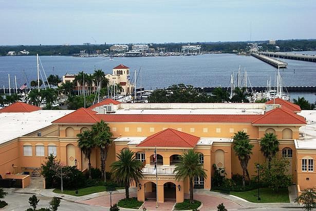 Bradenton City Hall sits on prime waterfront property and city leaders will soon take up a plan for selling the property.