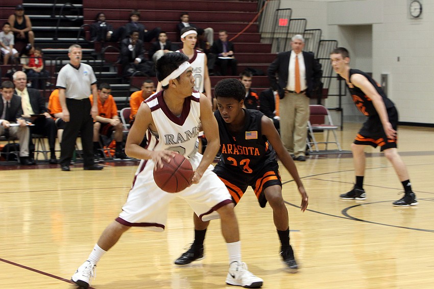 Sarasotaâ€™s Dakota Cotner, No. 23 guards Riverviewâ€™s Jason Torreno, No. 24.