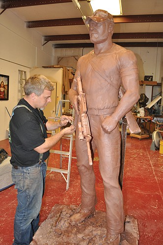 Over two weeks and 160 hours, Gregory Marra made a clay sculpture of Chris Kyle, the most lethal sniper in American military history. The two didnÃ¢â‚¬â„¢t know each other.