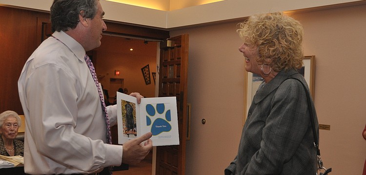 Rabbi Jonathan Katz shows Suzanne Schuster Mazel, the templeâ€™s seeing eye dog