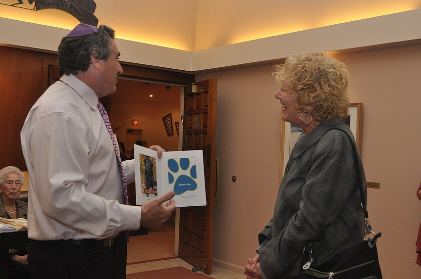 Rabbi Jonathan Katz shows Suzanne Schuster Mazel, the templeâ€™s seeing eye dog