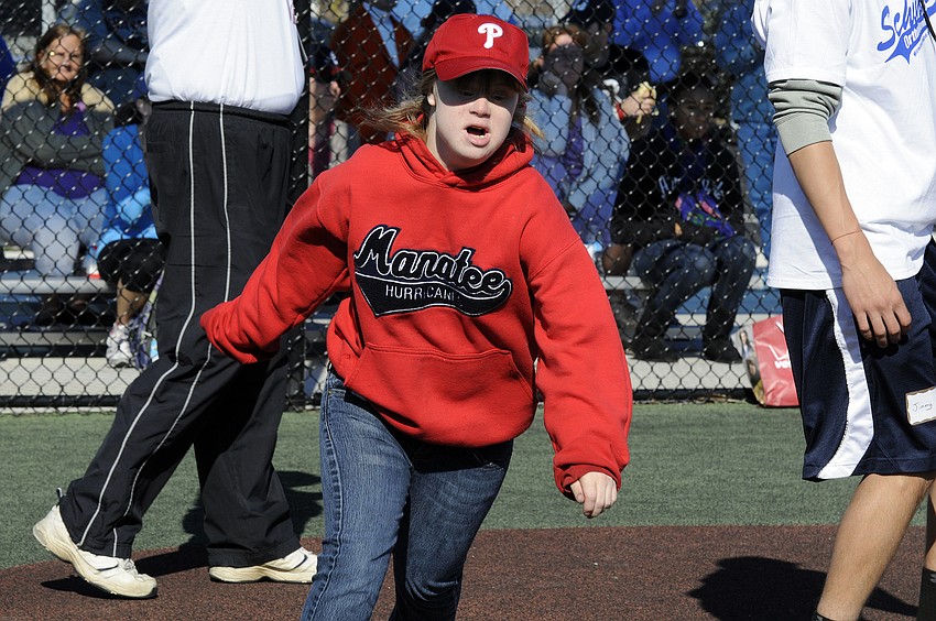 Jessica Hardin races down to first base.