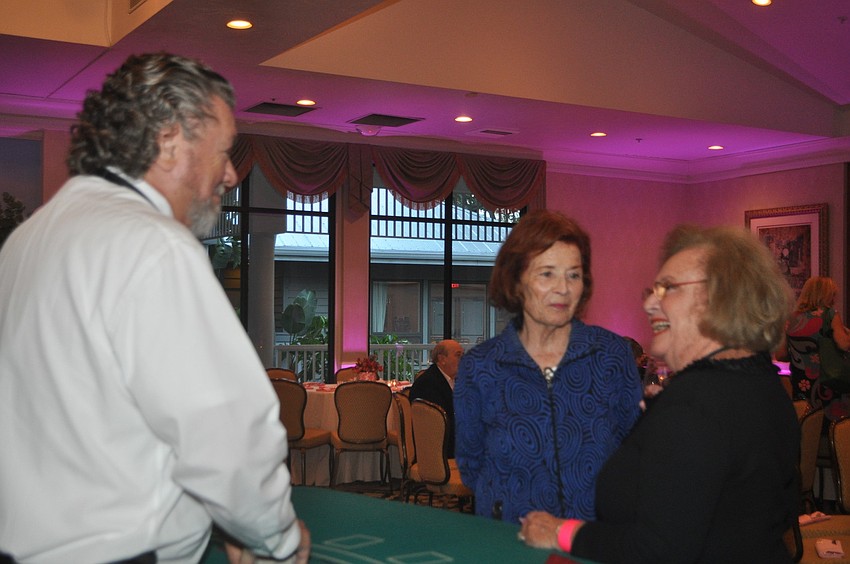 Jay Allen with Ruth Kreindler and Phyllis Ploener at the black-jack table
