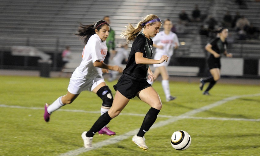 Lakewood Ranch sophomore forward Tyler Gordon brings the ball up the field in the first half.