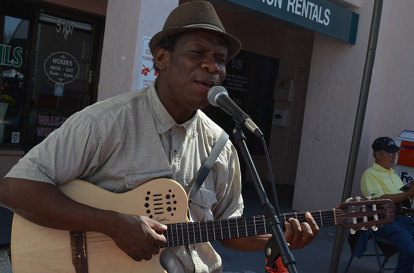 Michele Innocent sings French romantic classics.