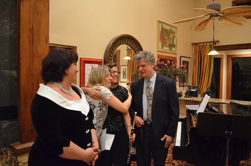 Vivian Kalvaria thanks the musicians for the musical evening.