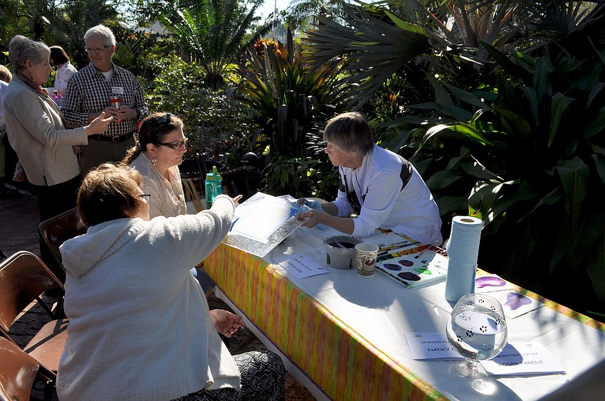 Linda Alvord gives a painting demonstration.