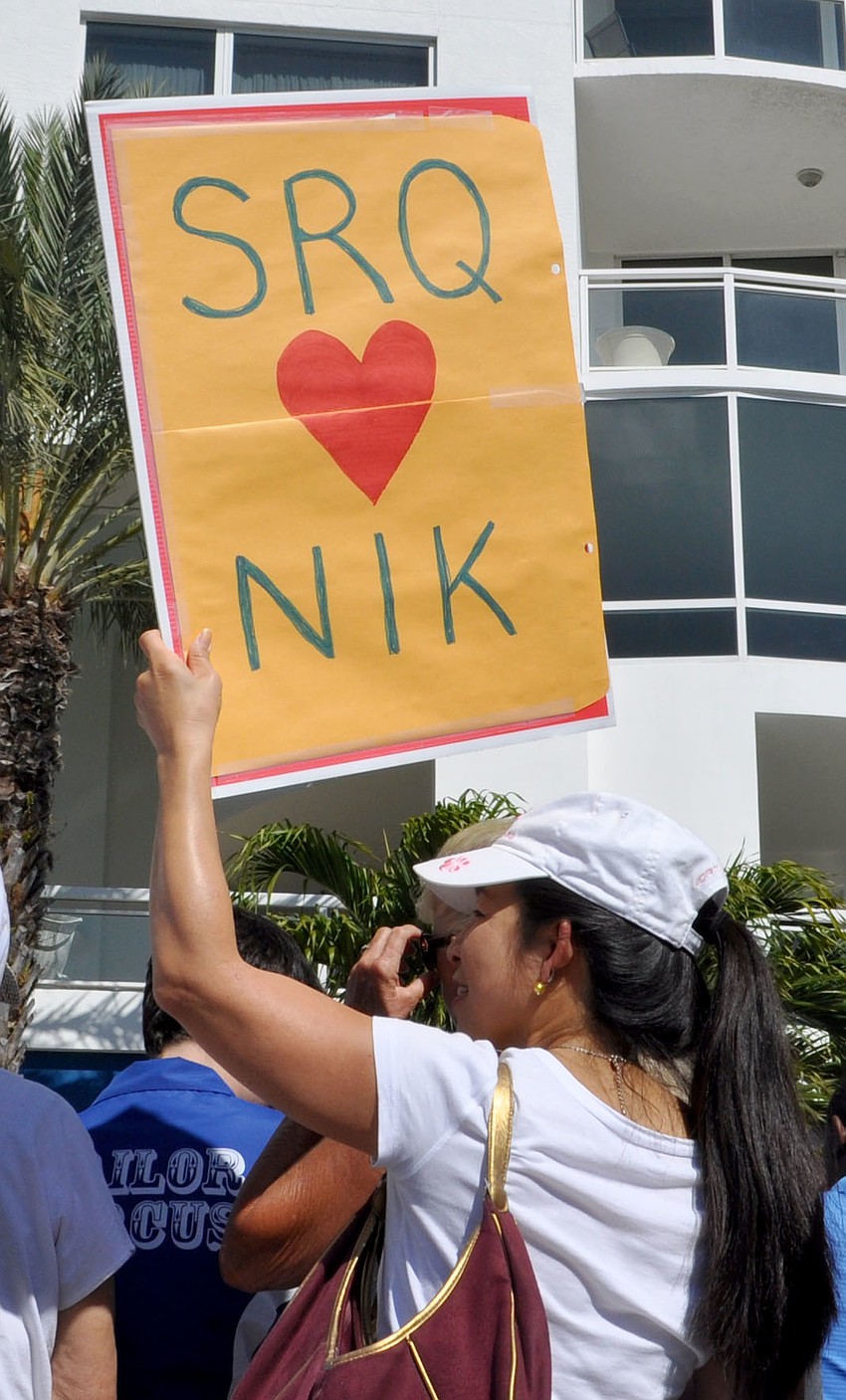 Lee-En Chung holds a sign to show her support.