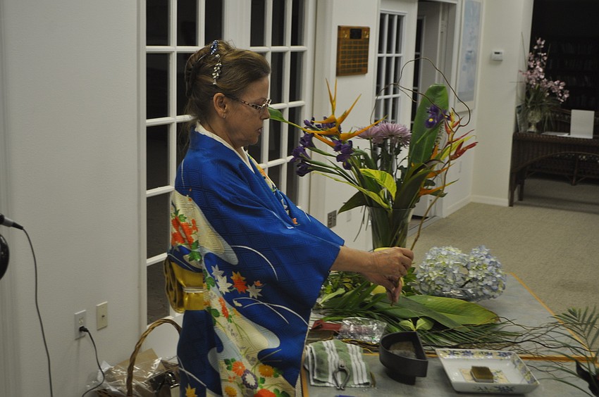 Shannon Gault explains that curly willowâ€™s long, whimsical shape makes it an ideal â€œshu,â€ or focal structure of an arrangement.