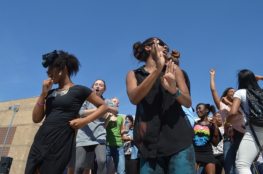 Seniors Auzhane Williams and Enaesha Robinson dance and sing along to Beyonce.