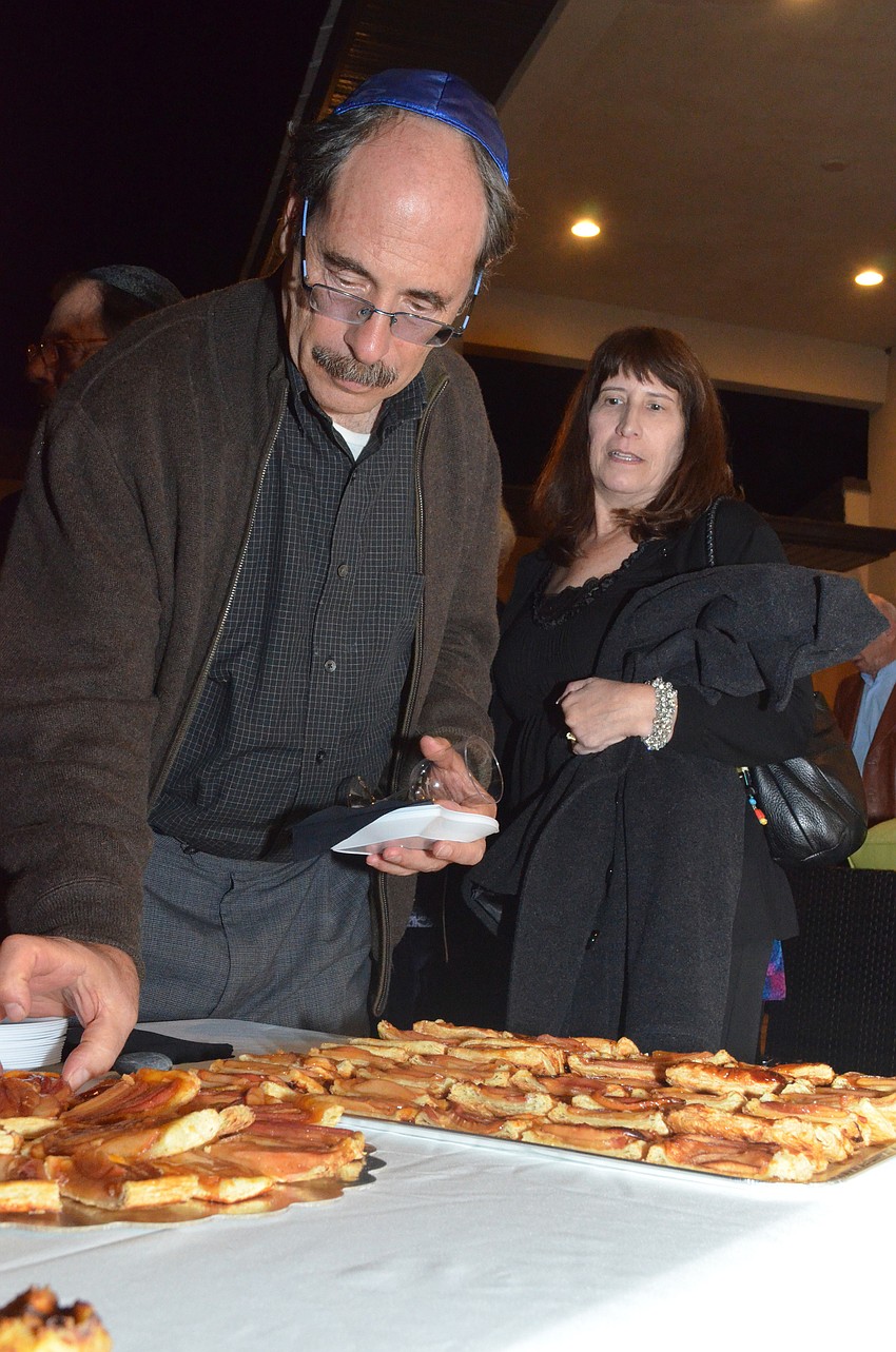 Harold Samtur tries an apple dessert.