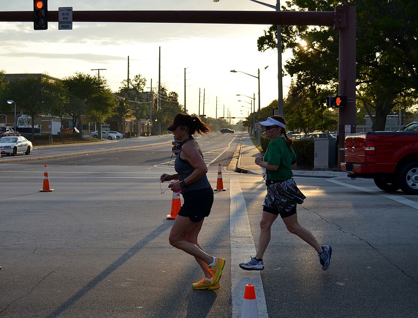 Runners pass the six-mile mark.