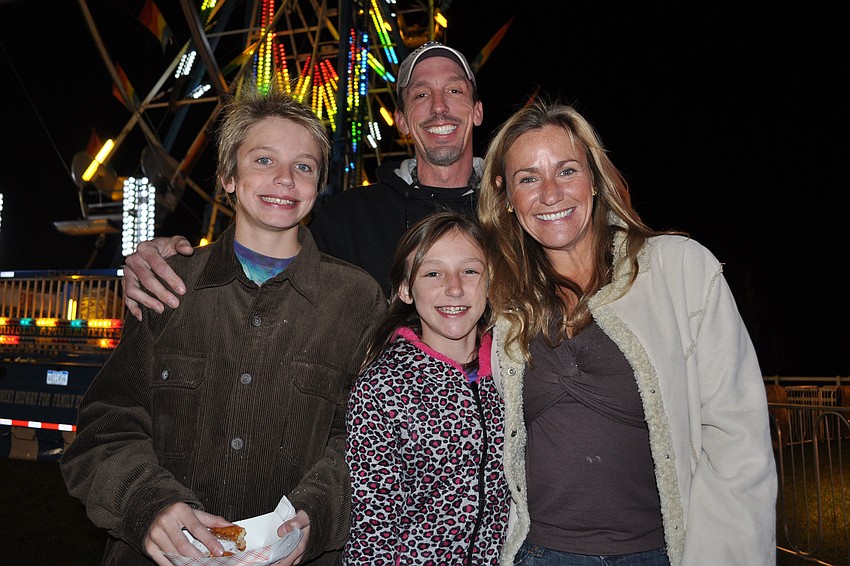 Quinn, Bailey, Deb and Joe Lynch came out after swim practice.