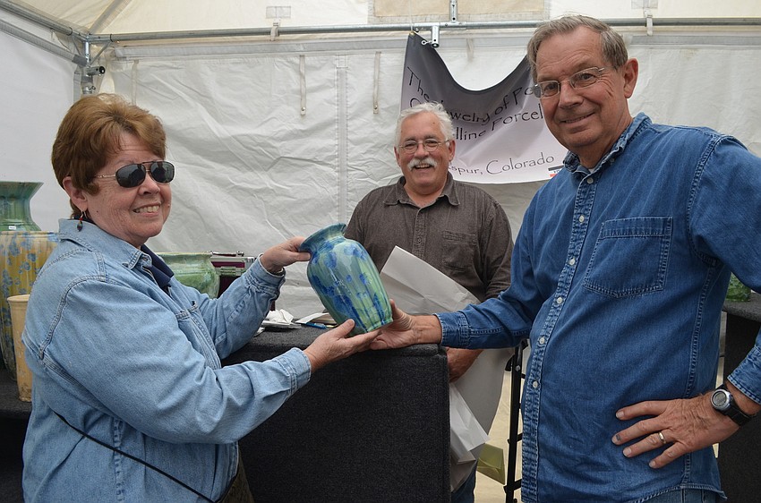 Linda and David Workman from Naperville, IL buy a vase from artisan David Nelson.