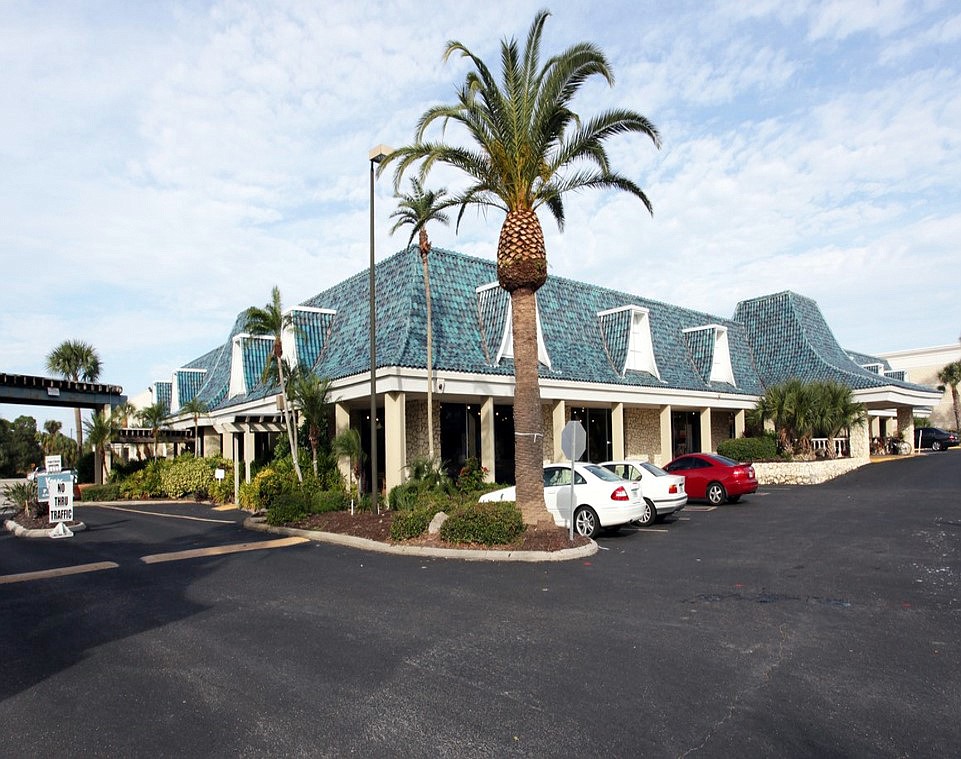 The former showroom and warehouse for Kalinâ€™s furniture store in Sarasota has sold to Furniture Warehouse for $6 million.Â