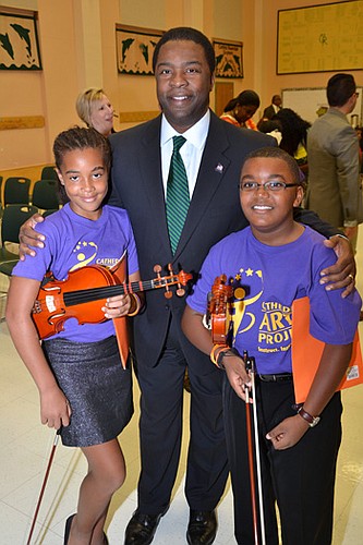 Mayor Alvin Brown and students