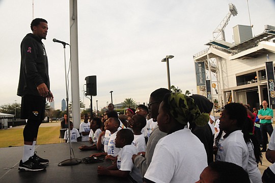 Jacksonville Jaguars wide receiver Cecil Shorts was among the players to spend time with nearly 100 Achievers for Life students from Ribault Middle School as part of the 15th annual NFL/United Way Hometown Huddle program. Shorts and his teammates enco...