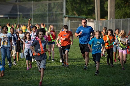 Mayor Lenny Curry takes a run with Holiday Hill students | Jax Daily Record