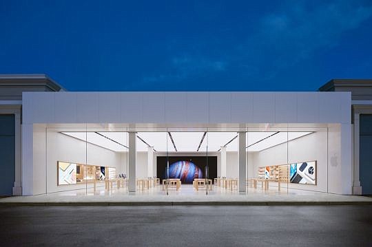 Next-generation Apple Stores will feature a large glass front.