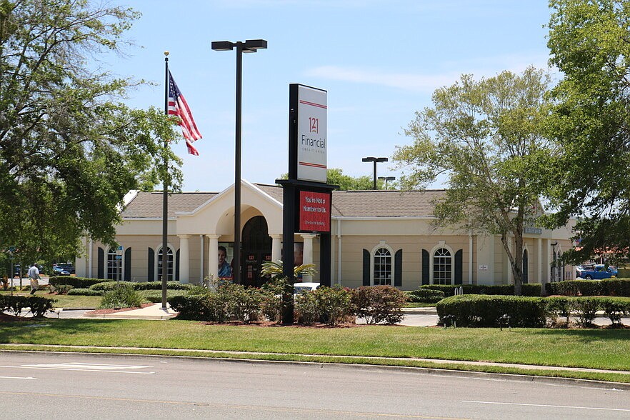 Bank OZK bought a 121 Financial Credit Union office near Orange Park. The credit union continues to lease it.