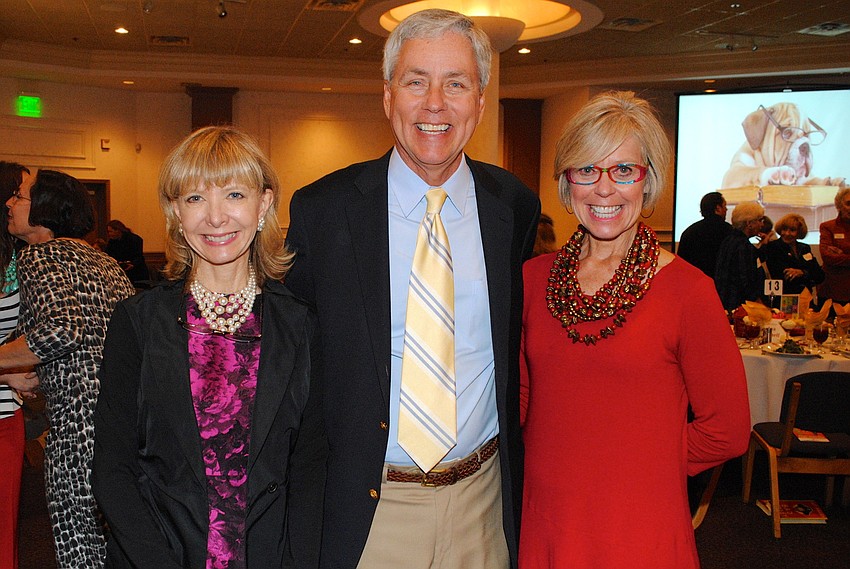 Charlie Ann Syprett, featured author Carl Hiaasen and Roxie Jerde