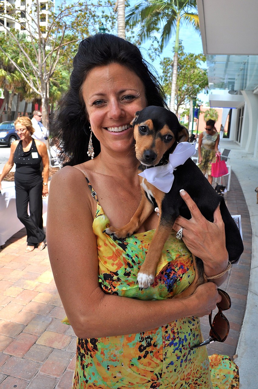 Lisa Smith cuddles up with Gunter