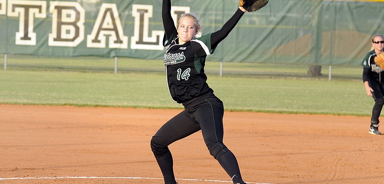 Sophomore Amanda Rak pitched a complete game, allowing one unearned run on six hits while striking out six.