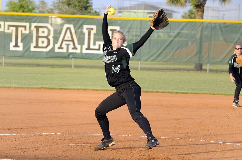 Sophomore Amanda Rak pitched a complete game, allowing one unearned run on six hits while striking out six.