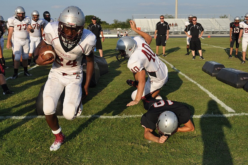 Carlos Crawford edges past defense during a practice drill.