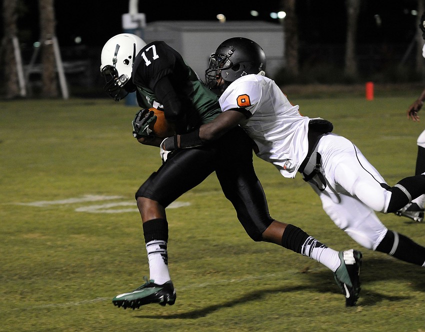 Lakewood Ranch wide receiver Brendan Hadley catches a pass for a first down in the fourth quarter.