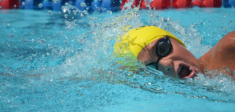 Arik Katz swims against the competition in the 800-meter freestyle.