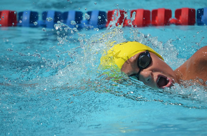 Arik Katz swims against the competition in the 800-meter freestyle.